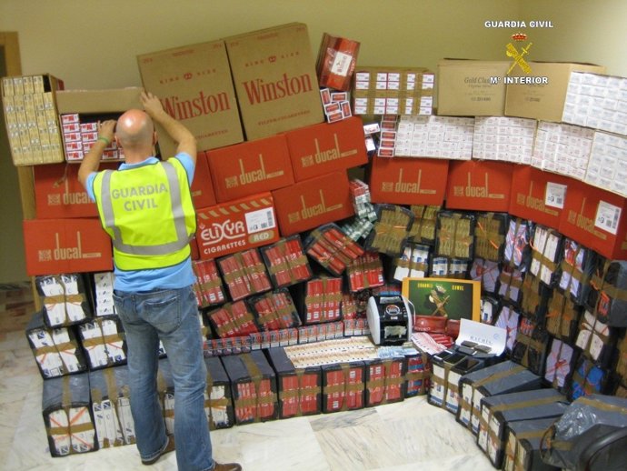 Cajetillas de tabaco incautadas en una vivienda en Bormujos y varios vehículos