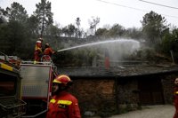 El incendio en Larouco (Ourense) quemó viñedos, cables telefónicos y conducciones de agua