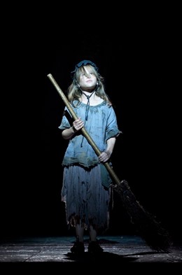 Imagen de una niña interpretando a Eponine