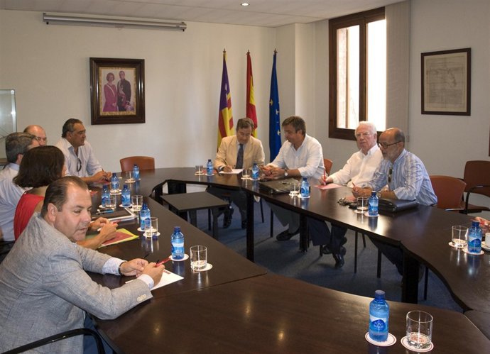 Reunión sobre apartamentos turísticos