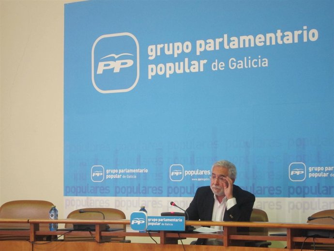 El diputado del PPdeG miguel Santalices en rueda de prensa