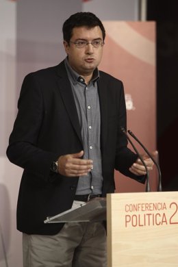 Óscar López en rueda de prensa en Ferraz