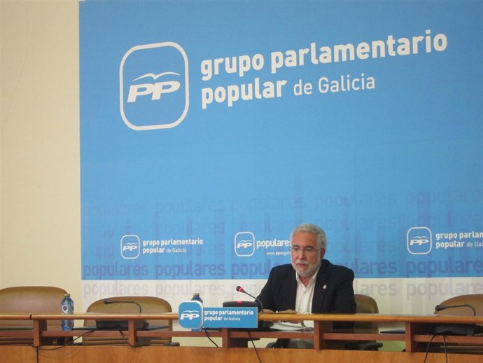 El diputado del PPdeG Miguel Santalices, en rueda de prensa