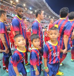Niños acompañando a los jugadores del FC Barcelona