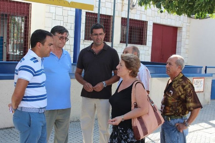 Los concejales socialistas en los accesos a la piscina.