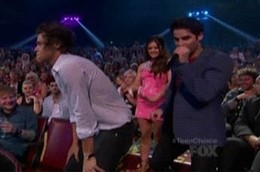 HARRY STYLES MUEVE EL PANDERO