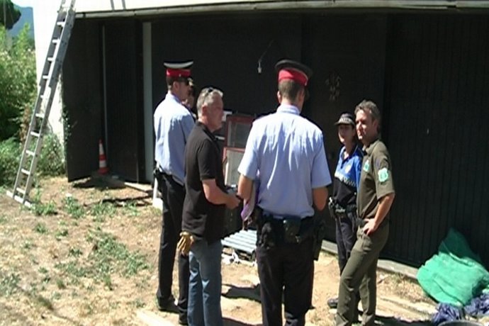 Personal del Ayuntamiento de Riells y Mossos buscan a la pitón de dos metros