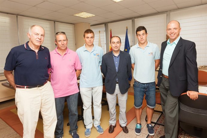 El consejero Miguel Ángel Serna con los atletas Sergio Correa y Daniel García