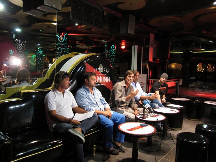 Damián Caneda y los representantes de la zona joven