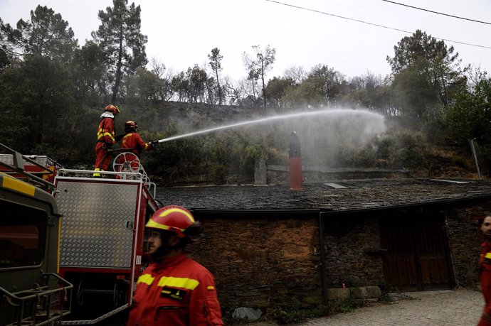 La UME interviene en el incendio de Larouco-Quiroga