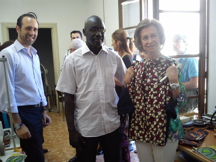 La Reina muestra la blusa que le regalaron los aprendices del taller de costura