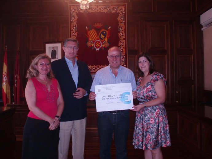 El alcalde de Teruel entrega de un cheque a la AECC