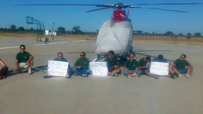Bomberos del Infoca encadenados a un helicóptero