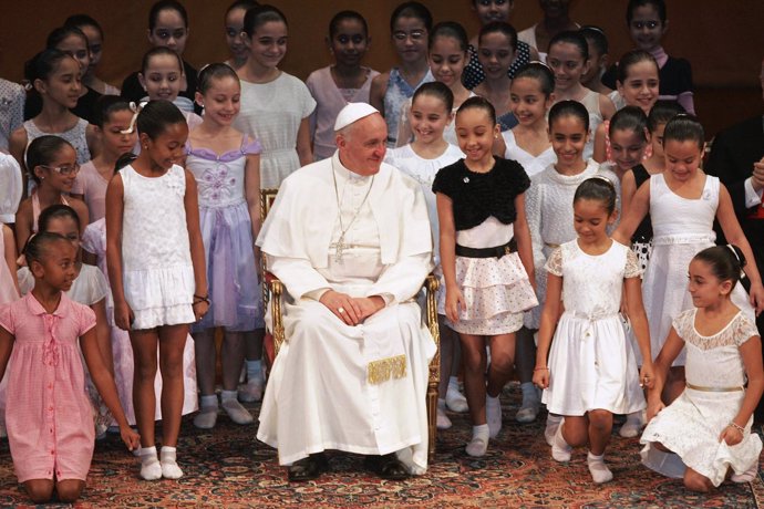 El Papa Francisco rodeado de niñas en la JMJ de Brasil
