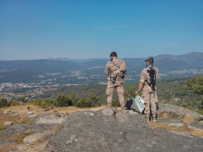 Militares de la Brilat vigilan los montes gallegos.