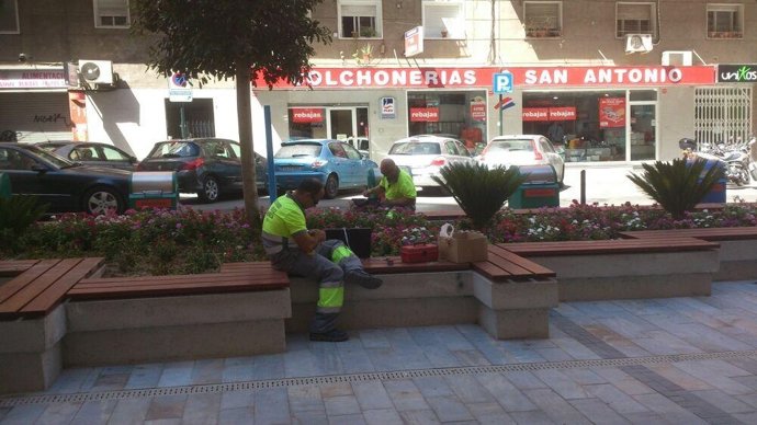 Comienzan los trabajos para iluminar con luz led la jardinera de la Plaza Roque 