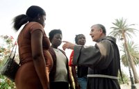 El 'Padre Patera' afirma que las mafias ofrecen barcas de juguete porque son más difíciles de detectar por el SIVE