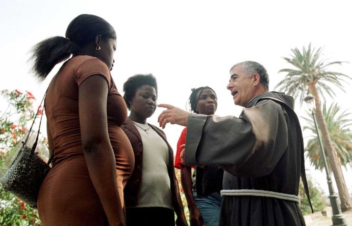 Isidoro Macías junto a mujeres inmigrantes