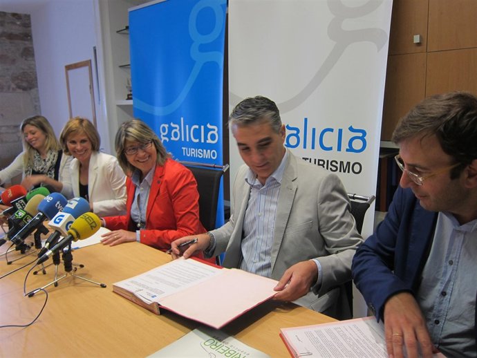 Firma del convenio entre Turismo y Rutas dos Viños
