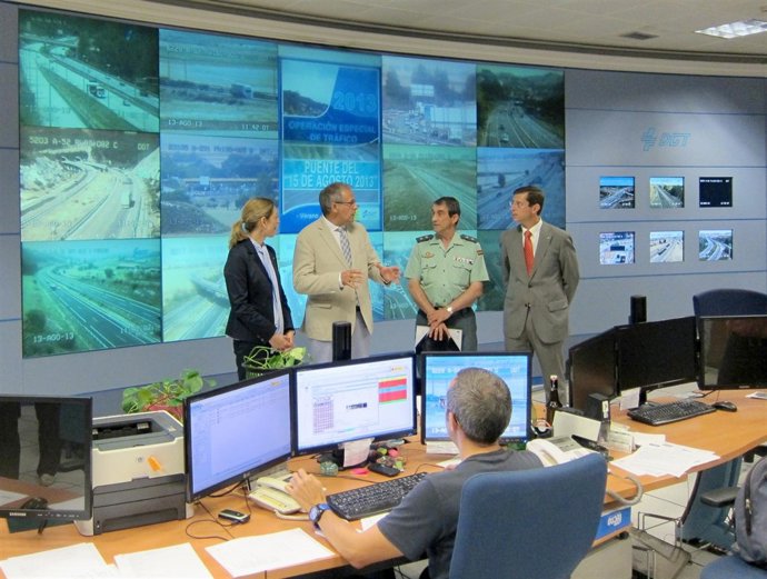 Martínez Bermejo (centro izquierda) visita el Centro de Gestión de Tráfico