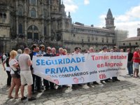Unas 50 personas se concentran para reconocer la labor de los 20 guardias de seguridad que acudieron al lugar