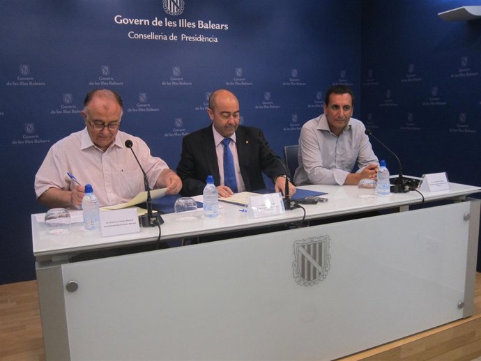 Català, Gómez y Quetglas durante la firma de las subvenciones