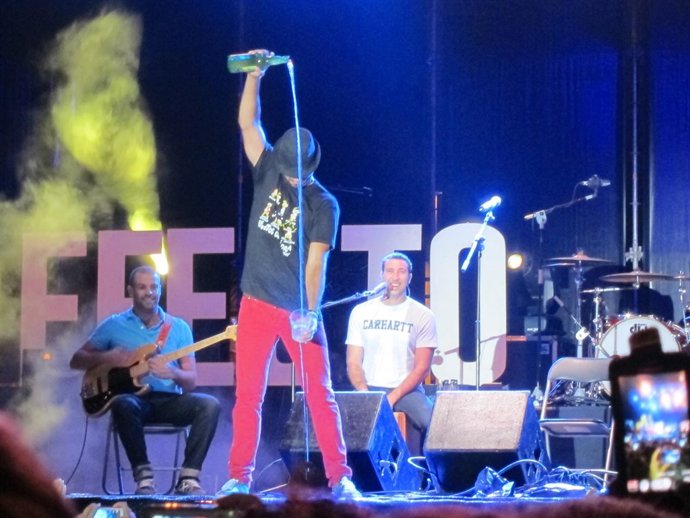 Iván, de Efecto Pasillo escanciando