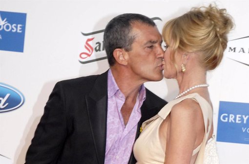 Antonio Banderas y Melanie Griffith se dan un emotivo beso