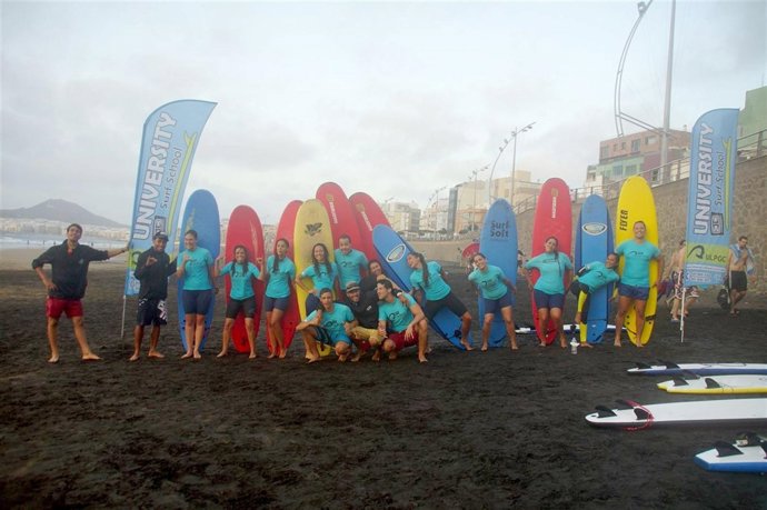 Jóvenes durante el curso de surf y Vela Latina