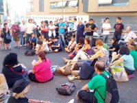 Una cacerolada y música reivindicativa protagonizan la protesta contra la expropiación de un edificio de Tetúan