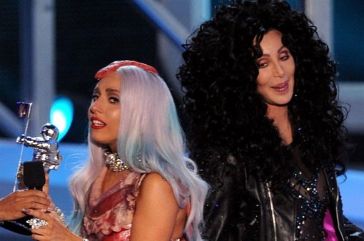Lady Gaga accepta el MTV a video del año presentado por Cher