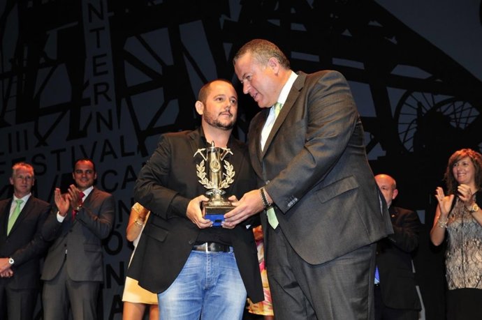 Jermo Segura recogiendo el galardón