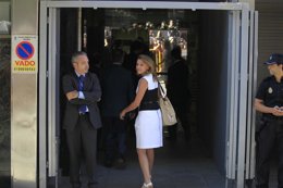 Cospedal llega a la Audiencia Nacional entre gritos de preferentistas