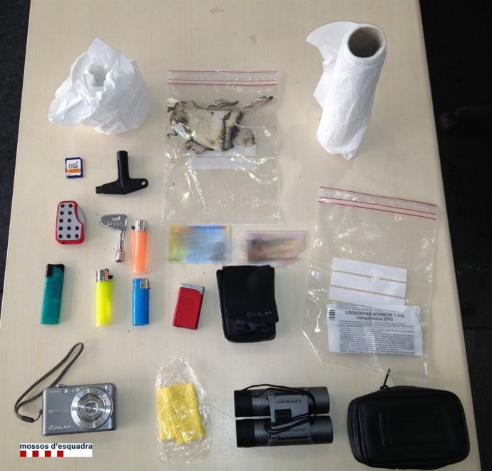 Objetos intervenidos al presunto corruptor de menores en Barcelona