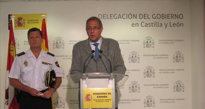 El subdelegado del Gobierno en Valladolid junto al comisario provincial
