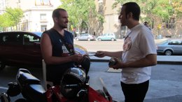 El promotor y un motorista en el momento del trueque