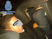 Localizan a un inmigrante oculto bajo la guantera de un vehículo en el puerto de Algeciras