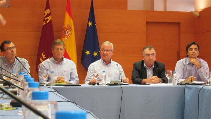 Valcárcel en el encuentro con los medios de comunicación en verano