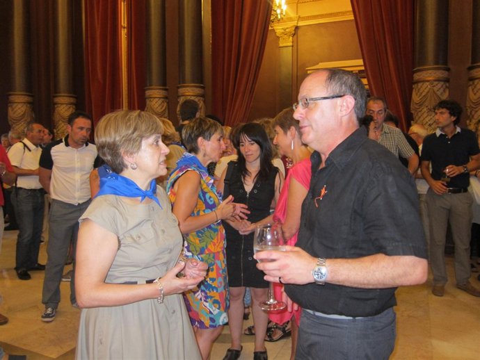 Juan Karlos Izagirre hablando con Miren Azkarate