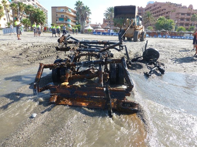 Retirada de los restos de un vehículo en Almuñécar