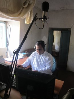 Un trabajador local de la emisora de radio de Qala-i-Naw