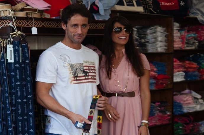 Sonia Ferrer y el jinete Álvaro Muñoz Escassi pasean su amor en Sotogrande