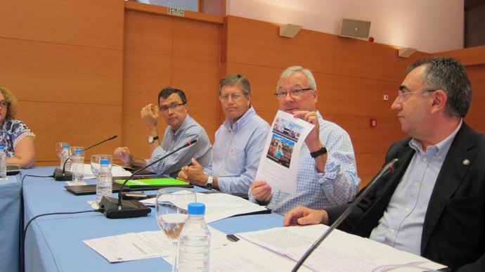 Valcárcel muestra una información en la que destaca parque Paramount