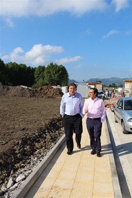 El consejero y el alcalde visita las obras de La Hilera