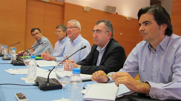 El preisdente junto a sus consejeros y director general Comunicación