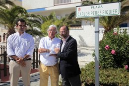 Carlos Pérez Siquier junto al alcalde, Luis Rogelio Rodríguez-Comendador