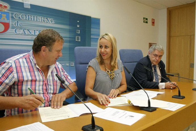 Firma del convenio entre Blanca Martínez y Lorenzo González