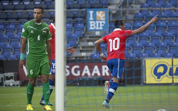 El atacante chileno Alexis Sánchez celebra tras anotar uno de los dos goles con 