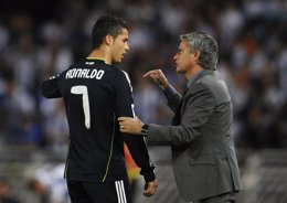 Mourinho Conversa Con Cristiano Ronaldo En Un Partido