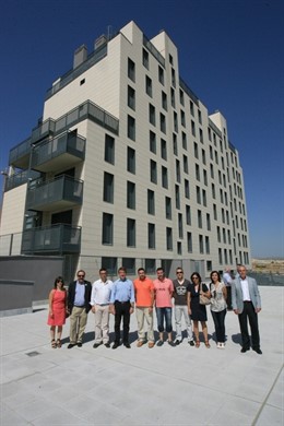 El alcalde presentando las viviendas para jóvenes